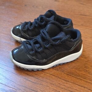 Kids Jordan 11s Black Whit Le Colorway